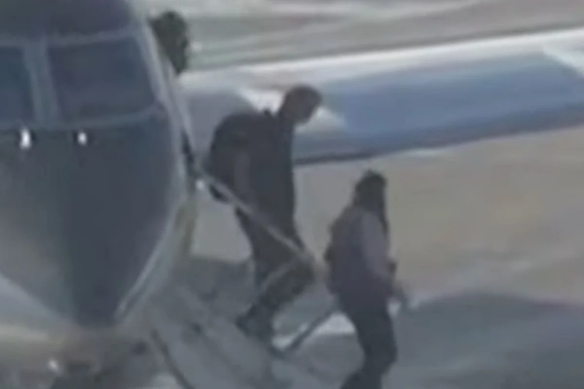 Flávio Bolsonaro desembarcou nos Estados Unidos em um avião particular Flávio Bolsonaro desembarcou nos Estados Unidos em um avião particular