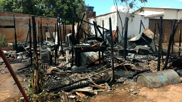 Incêndio destrói dois barracos em Planaltina nesta sexta (5/5)