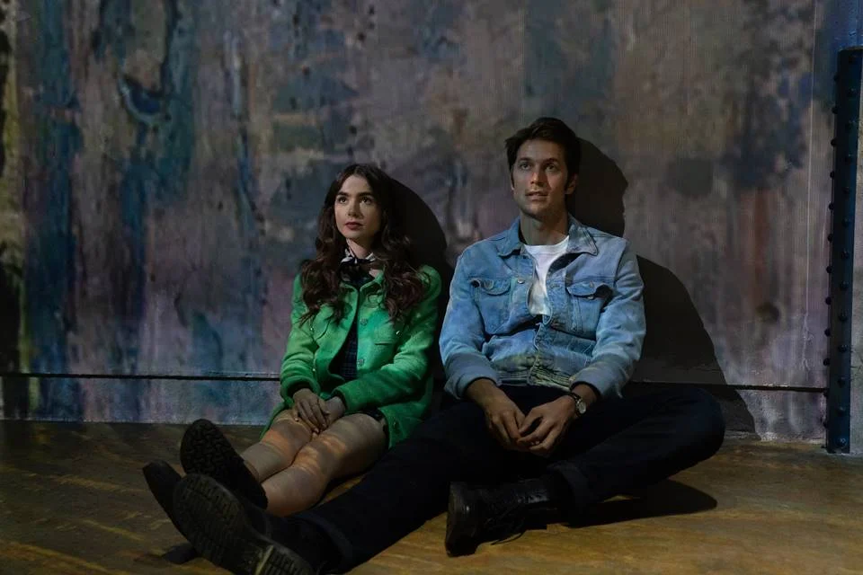 <b>Romance clichê:</b> qual é o segredo de uma boa comédia romântica? O clichê, é claro. E isso não falta em Emily em Paris. Desde o encontro ao acaso até as adversidades que causam o afastamento do futuro casal, a produção leva ao telespectador um misto de carinho, agonia e o eterno questionamento de "será que é agora que eles ficarão juntos?". Além disso, assistir a beleza de Gabriel (Lucas Bravo) pelos 10 episódios faz com que o tempo em frente à TV seja compensado <b>Romance clichê:</b> qual é o segredo de uma boa comédia romântica? O clichê, é claro. E isso não falta em Emily em Paris. Desde o encontro ao acaso até as adversidades que causam o afastamento do futuro casal, a produção leva ao telespectador um misto de carinho, agonia e o eterno questionamento de "será que é agora que eles ficarão juntos?". Além disso, assistir a beleza de Gabriel (Lucas Bravo) pelos 10 episódios faz com que o tempo em frente à TV seja compensado