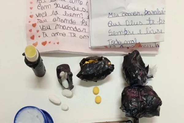 Medicamentos e cartas foram flagrados por agentes durante a revista