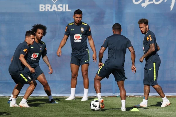 Show de fofura na concentração do Brasil! Jogadores treinam com filhos