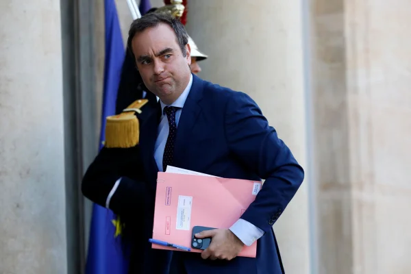 Imagem colorida do novo premiê da França, Sébastien Lecornu - Metrópoles
