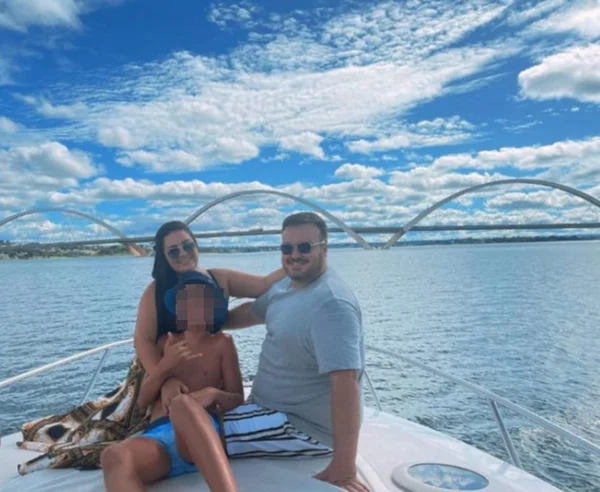 casal cm filho na lancha