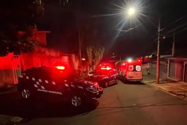 Imagem colorida mostra viaturas da Guarda Municipal de Campinas em rua escura de casa onde menina de 3 anos foi atacada pelo próprio tio, um homem de 40 anos; tentativa de estupro - Metrópoles