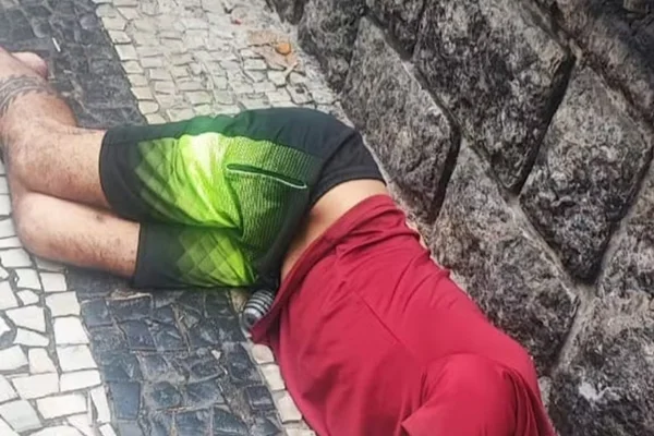 Imagem colorida de Suspeito baleado com a granada na cintura em Copacabana - Metrópoles