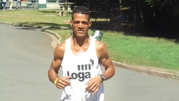 O motorista de caminhão de coleta Basílio Rocha, que participará da 1ª Corrida do Gari