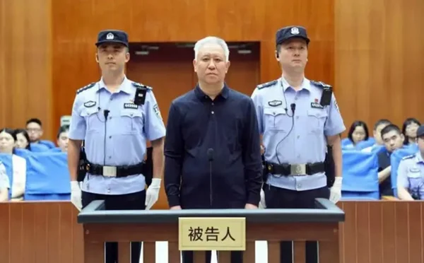 Bilionário Hui Ka Yan, 67 anos, fundador do grupo imobiliário Evergrande e conhecido por ser o homem mais rico da China, foi condenado à prisão perpétua - Metrópoles