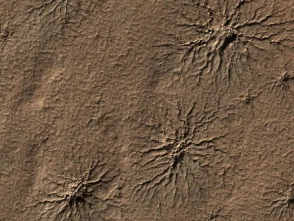 "Aranhas" no hemisfério sul de Marte vistas pela sonda Mars Reconnaissance Orbiter da NASA em 2009 - Metrópoles