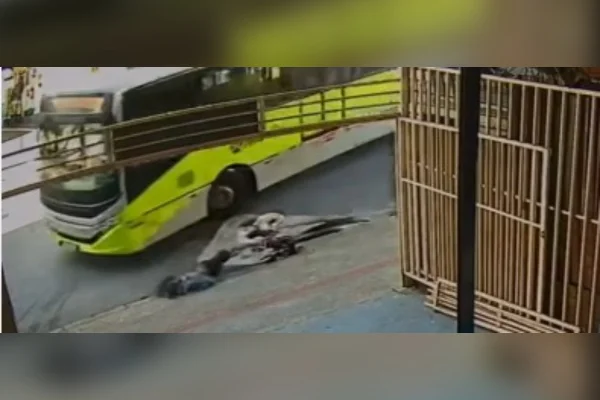 Homem é atropelado por ônibus no mesmo local de acidente registrado há uma semana em BH
