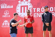 Atletas celebram no pódio após as provas de travessia em águas abertas, nas distâncias de 3 km e 1 km, durante o segundo dia do Metrópoles Endurance