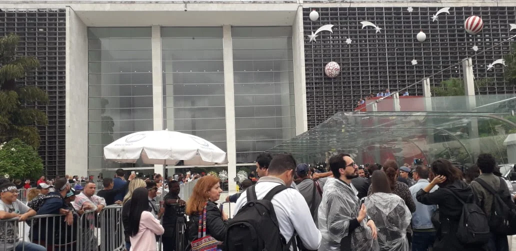 Os fãs chegaram por volta de 11h Os fãs chegaram por volta de 11h