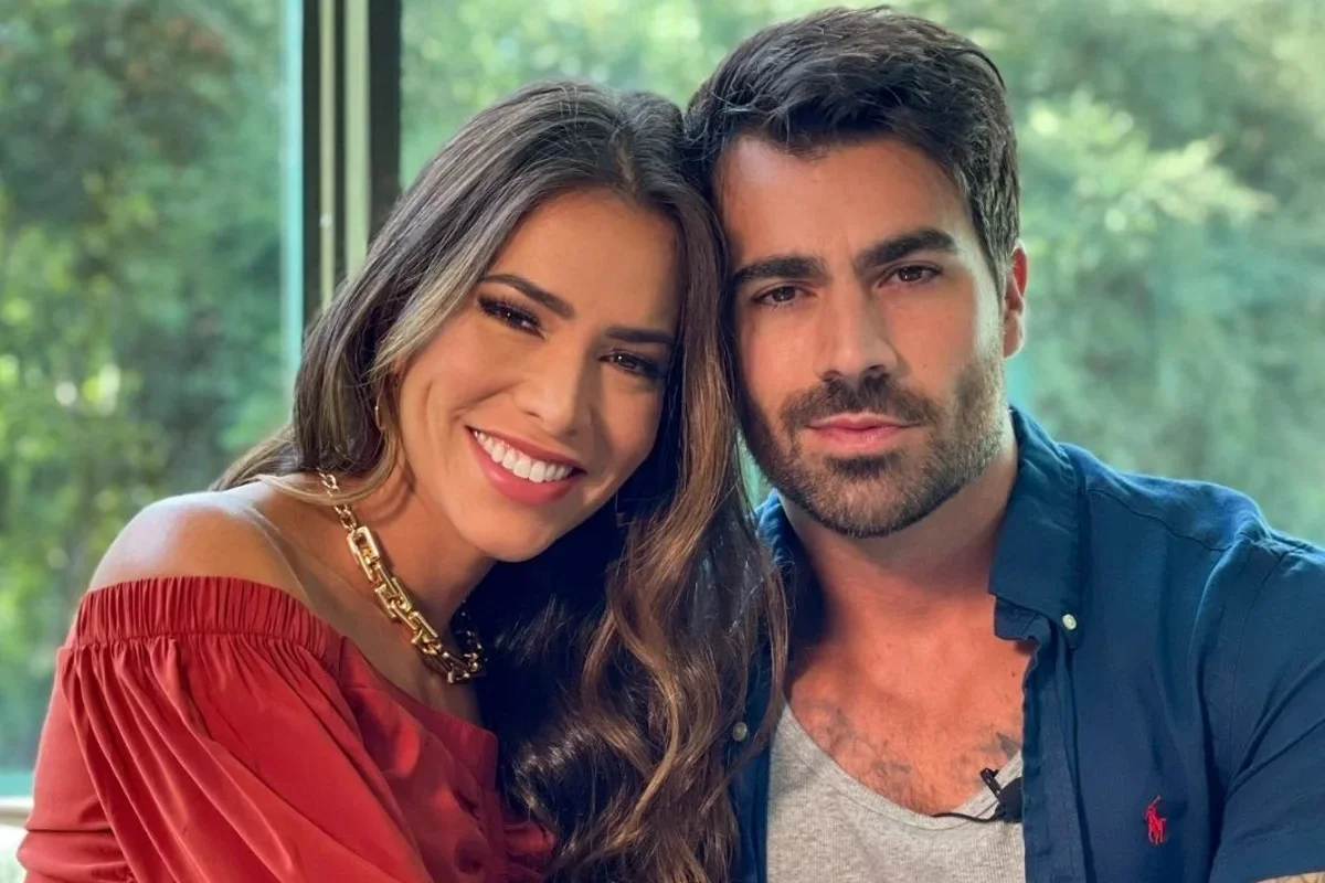Adriana Sant’anna e Rodrigão posam juntos em frente ao espelho Adriana Sant’anna e Rodrigão posam juntos em frente ao espelho