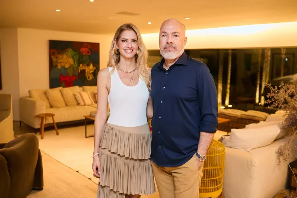 Rodrigo e Susan Neves recebem convidados em animado happy hour