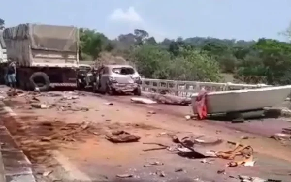 imagem colorida carros destruidos acidente br 414