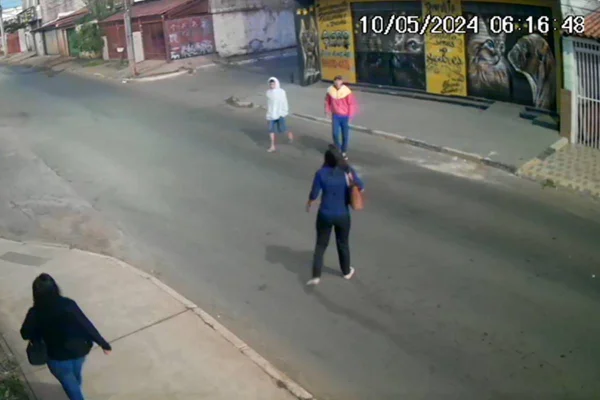 Assaltantes rondam rua, abordam mulher e roubam bolsa no DF. Vídeo