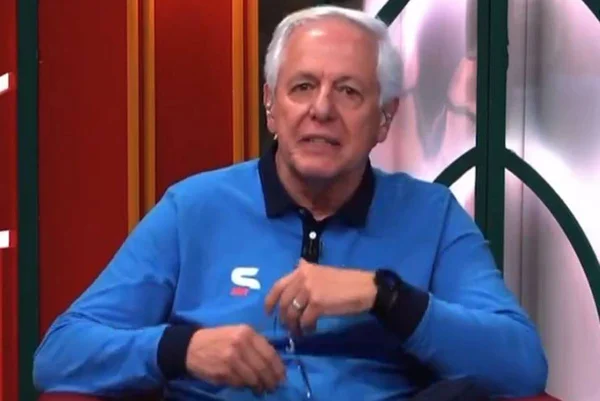 foto colorida de milton leite, idoso de cabelos brancos com blusa azul sentado - metrópoles