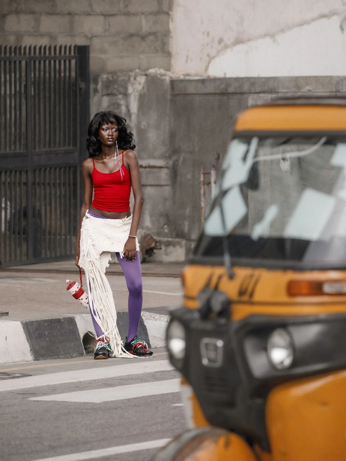 Influenciadora recria desfiles da Chanel em ruas de cidade na Nigéria - imagem 3 Influenciadora recria desfiles da Chanel em ruas de cidade na Nigéria - imagem 3