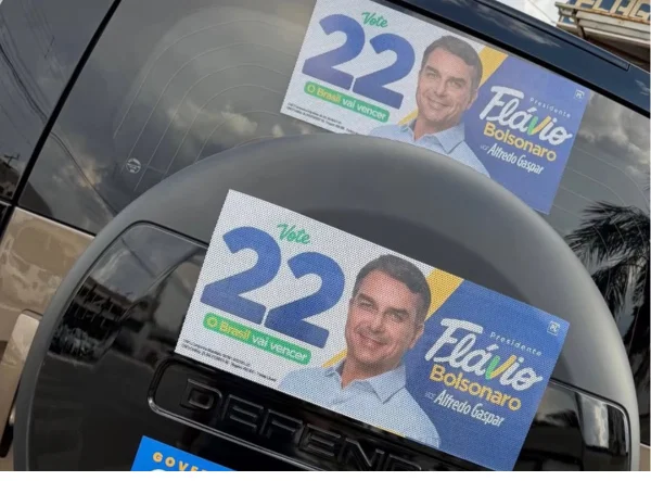 Publicitário ligado a Vorcaro estampa “adesivaço” de Flávio em carrão