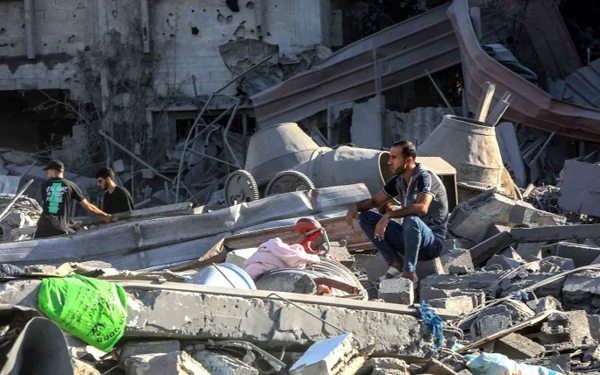Palestinos tentam salvar pessoas dos escombros após os ataques aéreos israelenses - metrópoles