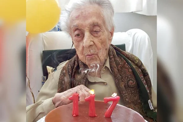 Maria Branyas em seu 117º aniversário em 2024. Estudo revela segredos da longevidade