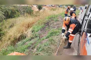Uma caminhonete Mitsubishi L200 capotou e caiu em uma ribanceira de aproximadamente 60 metros Uma caminhonete Mitsubishi L200 capotou e caiu em uma ribanceira de aproximadamente 60 metros