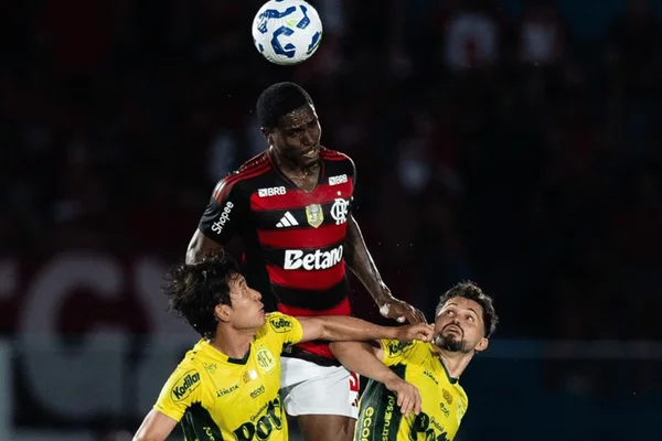 Disputa aérea em Mirassol x Flamengo