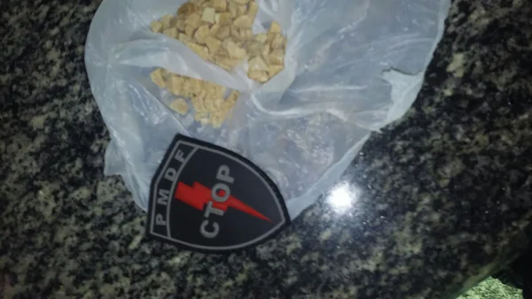 Adolescente é apreendido com 73 pedras de crack