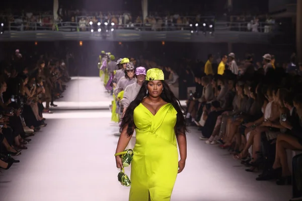 Na imagem com cor, Fendi celebra os 25 anos da bolsa Baguette