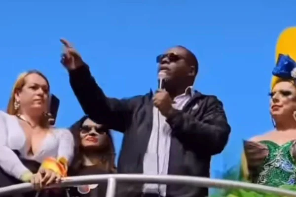 Foto colorida do ministro Silvio Almeida discursando em cima de caminhão de som na Parada LGBT+ na Avenida Paulista - Metrópoles