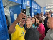 Celina, Michelle e Bia tiram foto com apoiadores no local de votação Celina, Michelle e Bia tiram foto com apoiadores no local de votação