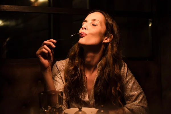 Foto colorida - Mulher comendo
