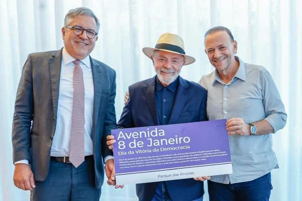 PT Imagem colorida do ministro Alexandre Padilha, presidente Lula e ex-prefeito Edinho Silva com placa da Avenida 8 de Janeiro - Metrópoles