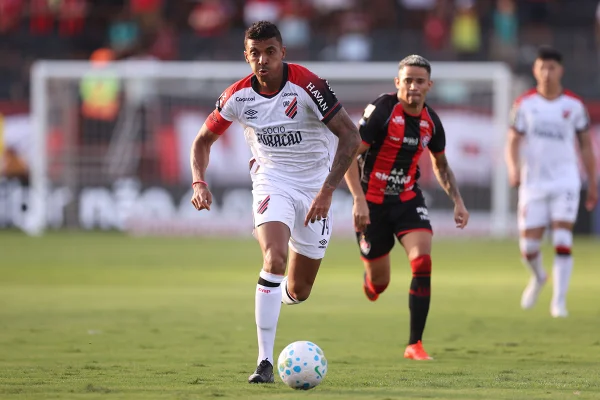 Brasileirão: no Barradão, Vitória e Athletico-PR empatam em 1 x 1