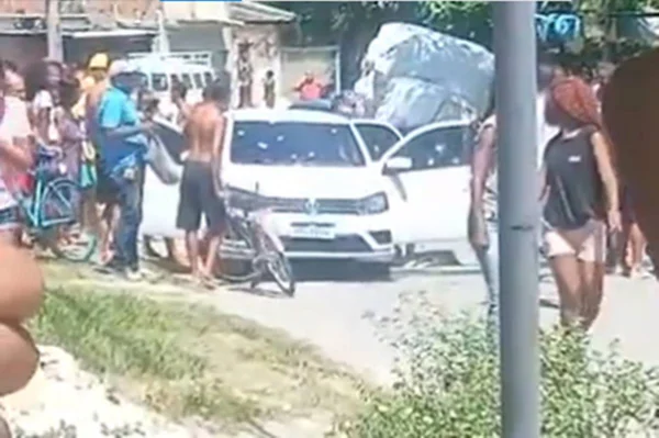 Imagem colorida mostra carro onde miliciano foi executado no RIo de Janeiro - Metrópoles