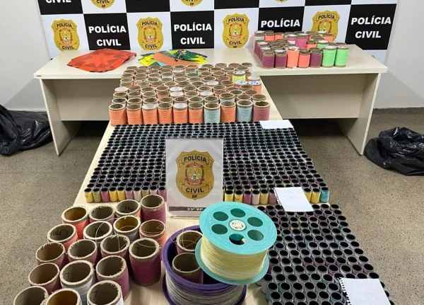 Imagem colorida de carretéis de linha de pipa apreendidos pela PCDF
