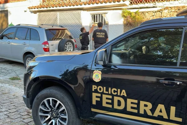PF cumpre buscas no Engenho Novo contra suspeito de disseminar ódio, misoginia e apologia ao nazismo