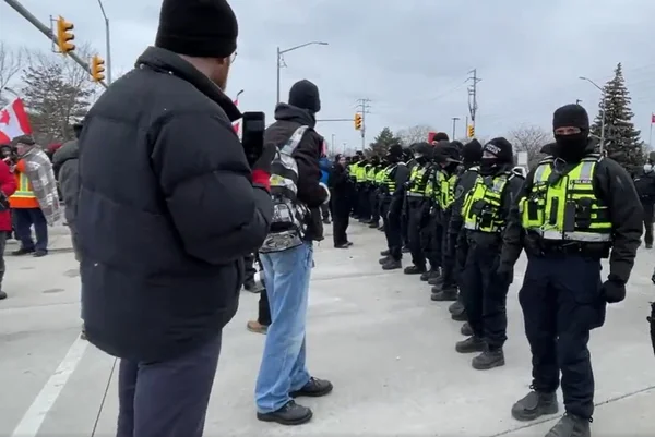Polícia avança contra manifestantes no Canadá