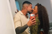 Eles publicaram fotos juntos no Instagram, incluindo uma imagem em que aparecem abraçados e trocando beijos. Eles publicaram fotos juntos no Instagram, incluindo uma imagem em que aparecem abraçados e trocando beijos.