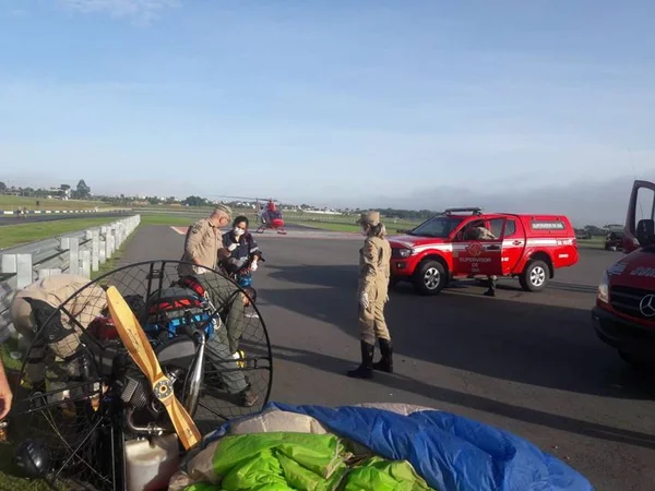 Piloto de parapente fica ferido após colidir com paredão e cair de 70m