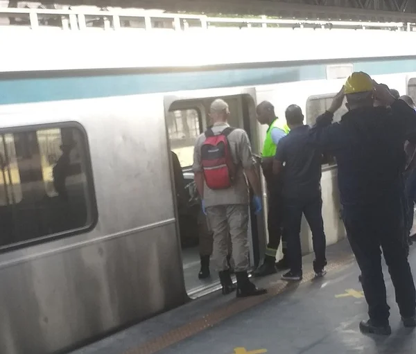 Resgate de homem baleado em trem da supervia