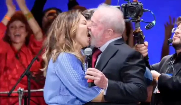 lula e janja se beijam no palco do festival do futuro e discursa para apoiadores após a posse - Metrópoles