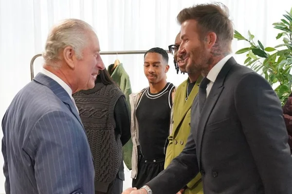 David Beckham entrega presente inusitado ao rei Charles III em visita a Londres