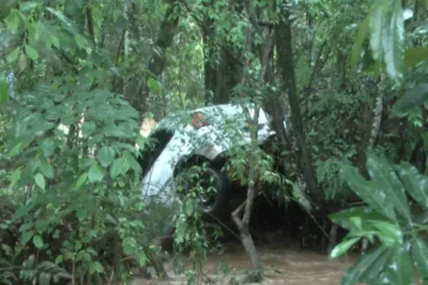 Carro foi arrastado por correnteza