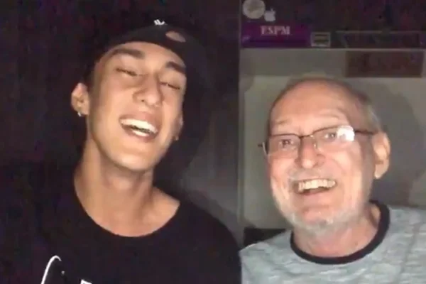 Vídeo. Avô com Alzheimer decora canção que neto fez e viraliza