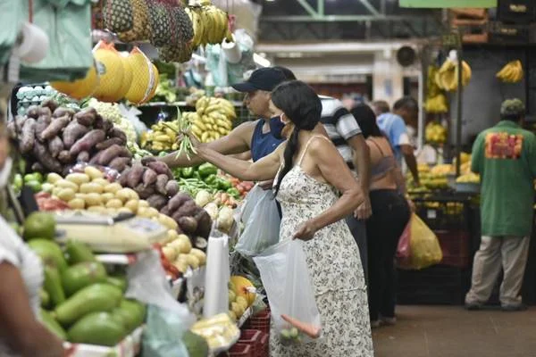 Para cada emprego formal fechado, dois informais ficaram sem trabalho