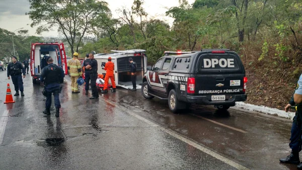 Viatura que transportava detentos tomba no Lago Sul