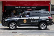 Viatura estacionada em frente à sede do Deic