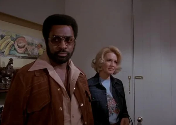 Ed Bernard e Angie Dickinson em Police Woman