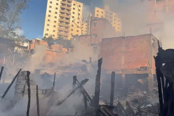 Imagem colorida mostra incêndio em Paraisópolis. Metrópoles