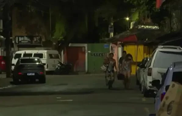 Imagem colorida de família abandonando bairro em Salvador - Metrópoles